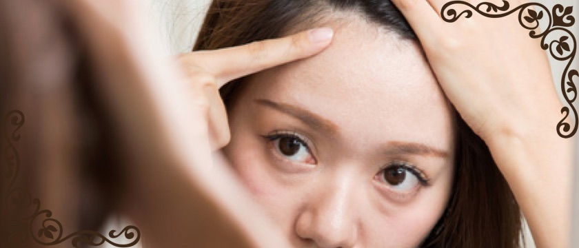 抜け毛を気にする女性