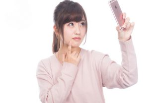 スマホで白髪を確認する女性