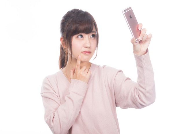 スマホで白髪を確認する女性